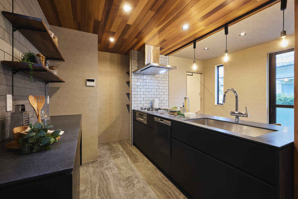 グラフテクトのキッチンと、天井に本物のアカシア材を施工したリノベーション事例。
