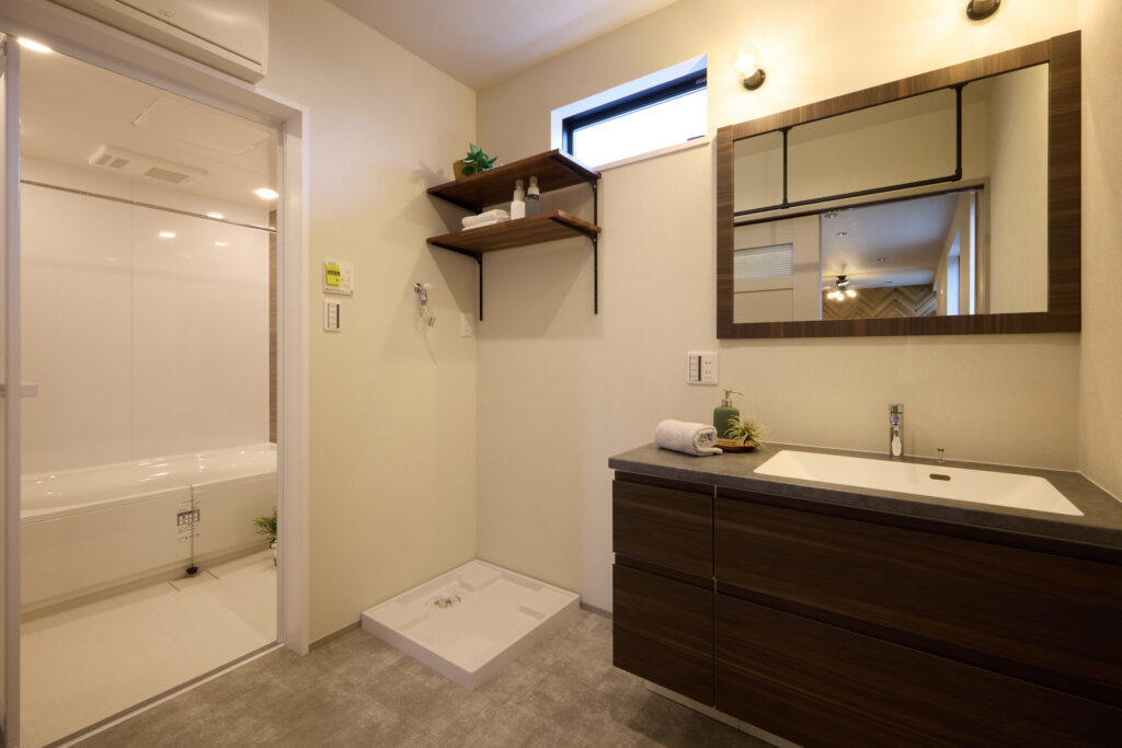 アイカ工業のスマートサニタリーUを採用した、ゆとりある洗面脱衣室。