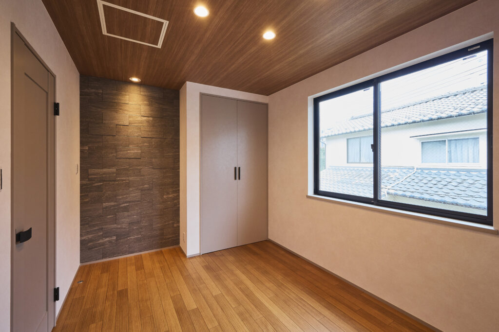 2階の洋室。壁面に調湿・脱臭効果のあるエコカラットを施工。