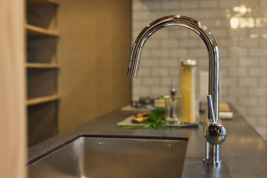 グラフテクトのキッチンの美しい水栓設備。