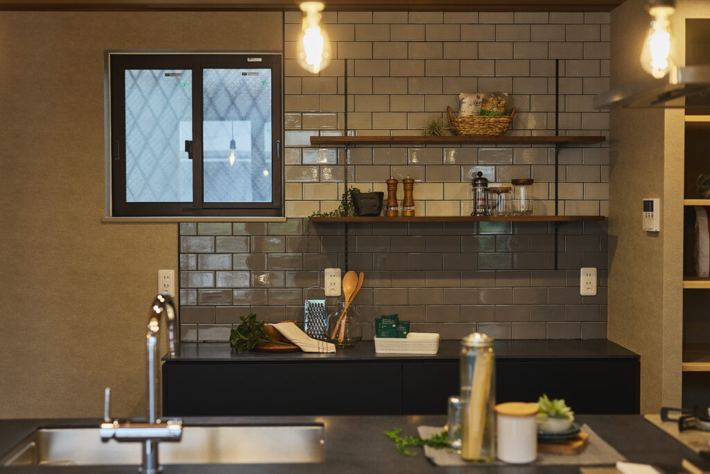 キッチンの背面に施工されたサブウェイタイルとアイアンの飾り棚。