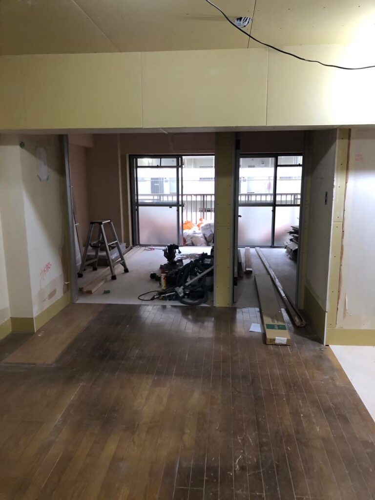 リノベーション工事中のマンション室内と奥の寝室