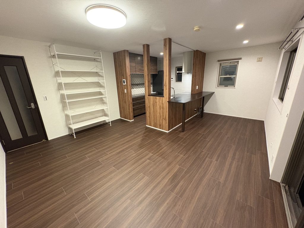 キッチン、カウンター、床・壁・天井を改装した八王子市K様邸のLDK全景。