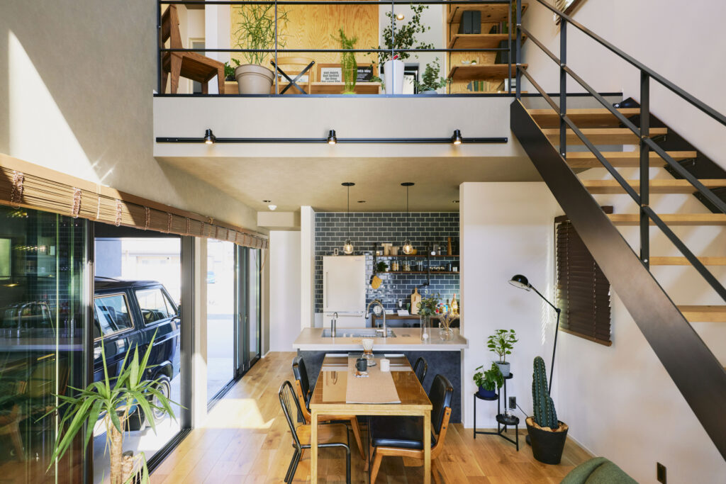 「1階のビルトインガレージから愛車を眺められる、趣味を楽しむためのリビング空間」