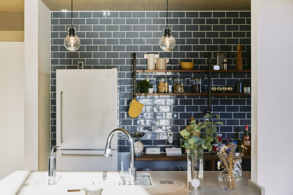 キッチンの裏には、タイルを張ります。デザイン性が一気によくなります。