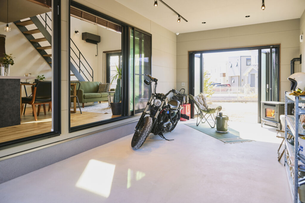 「八王子市特有の敷地の高低差を活かして設計した、2階建てガレージハウスの車庫内」