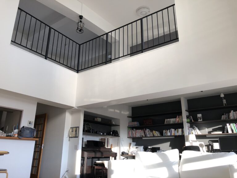 【八王子みなみ野】メゾネットマンションで叶える「男の城」。海外製アイアン手すりが映える大人のリノベーション