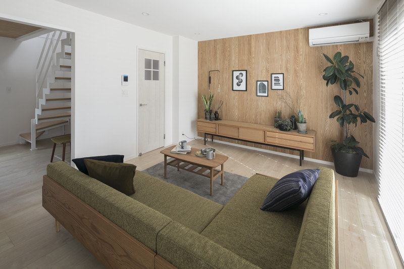 八王子市での戸建てリノベーション事例。木のぬくもりを感じる北欧スタイルのリビングとスケルトン階段。