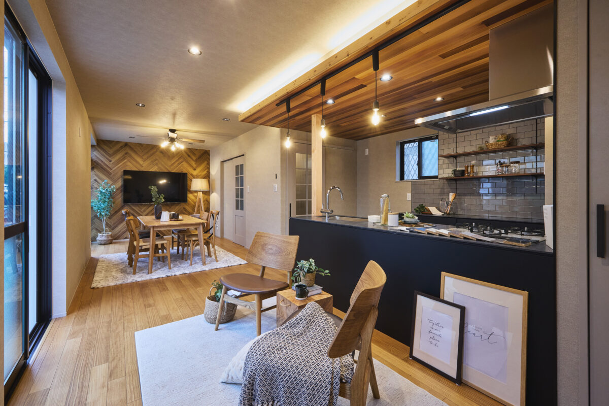 八王子市元本郷町の中古戸建てリノベーション事例。無垢の上張りフローリングとグラフテクトのキッチンが映えるLDK。