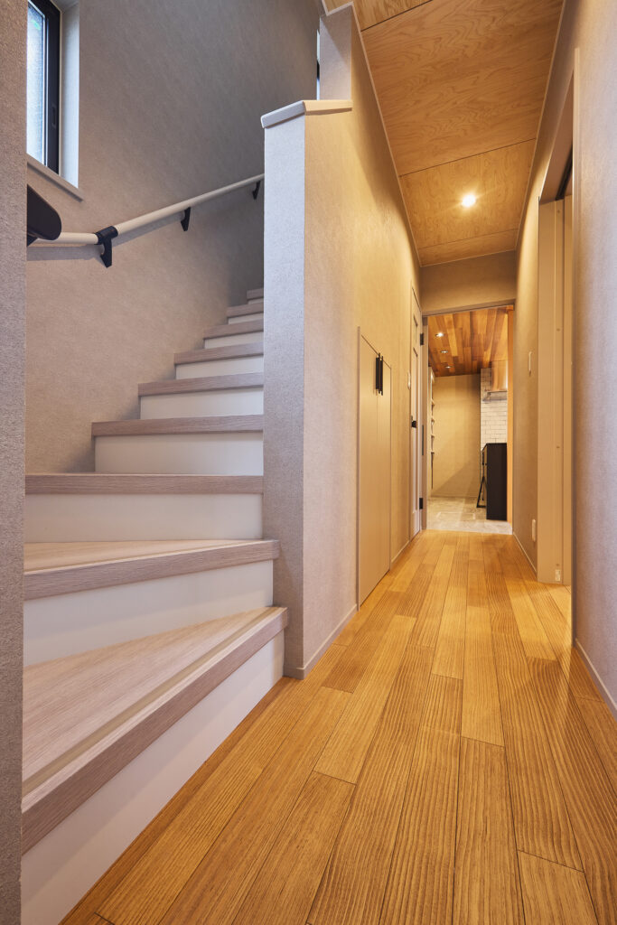 リノベ後の画像(1階廊下、階段のビフォーアフター)