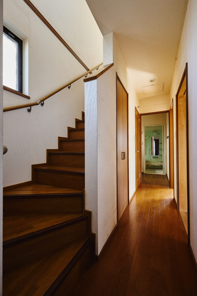 元々の画像(1階廊下、階段のビフォーアフター)