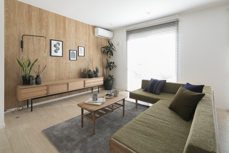 昭和60年築の戸建てを北欧スタイルに改修。カバー工法のサッシで断熱性を高めた明るいリビング。