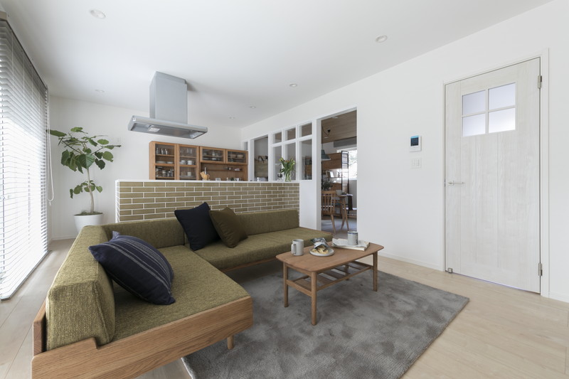 八王子・多摩エリアの中古戸建てリノベーション。室内窓とスケルトン階段で光と風を通すLDK。