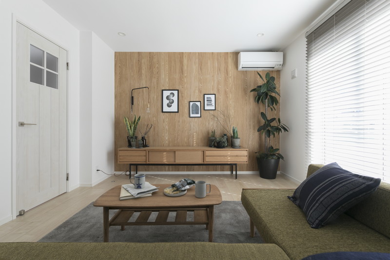 北欧スタイルにリノベーションしたリビングの壁面。アイアン素材と観葉植物のコーディネート。