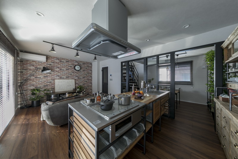 ウッドワンのフレームキッチンを採用したアイランドキッチン。ステンレス天板と木目がおしゃれなリノベーション。