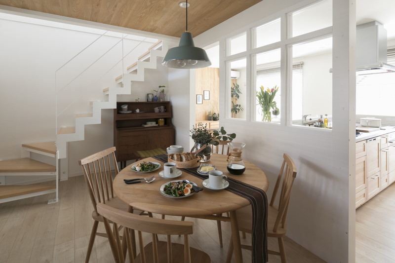 八王子市のリノベーション事例。光を通す鉄骨のスケルトン階段と北欧風ダイニング。