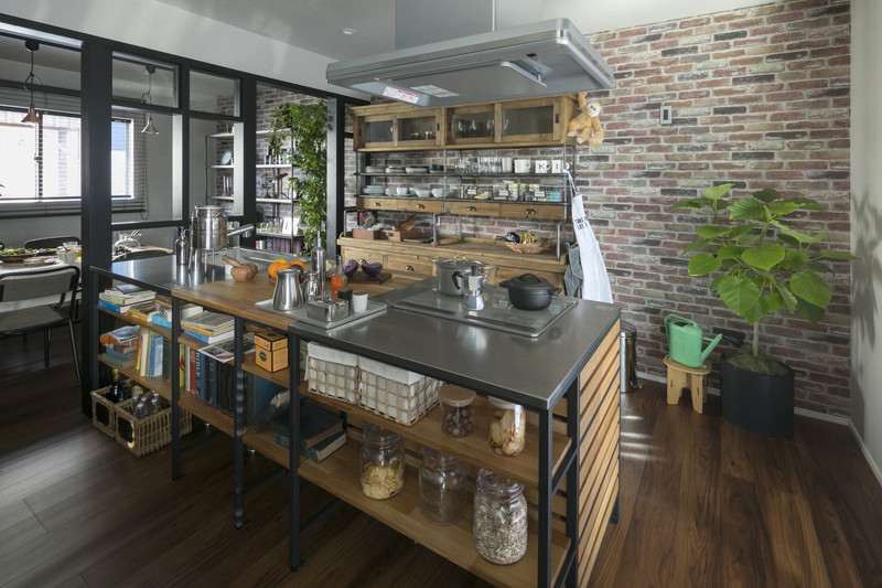 フレームキッチンの収納部とステンレス天板。見せる収納を楽しめるヴィンテージスタイルのキッチン。