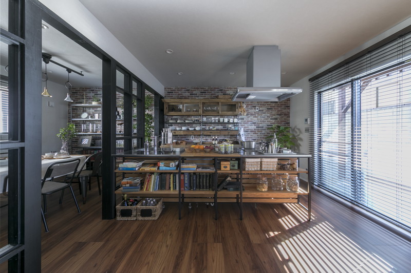 明るい自然光が入るアイランドキッチンとダイニング。八王子エリアのモデルハウス事例。