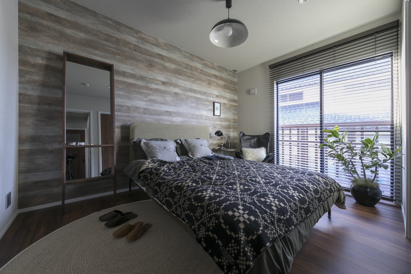 木目調のアクセントクロスを大胆に使用したヴィンテージスタイルの寝室。