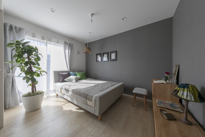 グレーのアクセントクロスを採用した、北欧スタイルの寝室リノベーション。