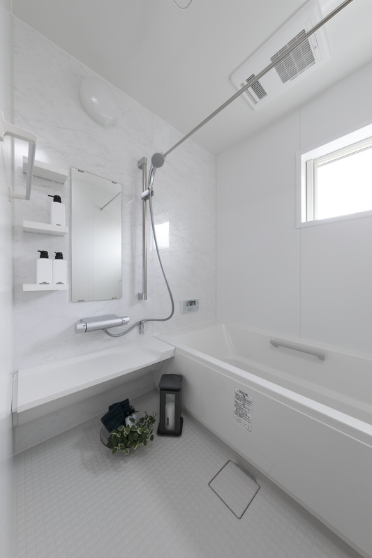 昭和の古い戸建てからリノベーションで一新された、白とライトグレーの明るいシステムバス。