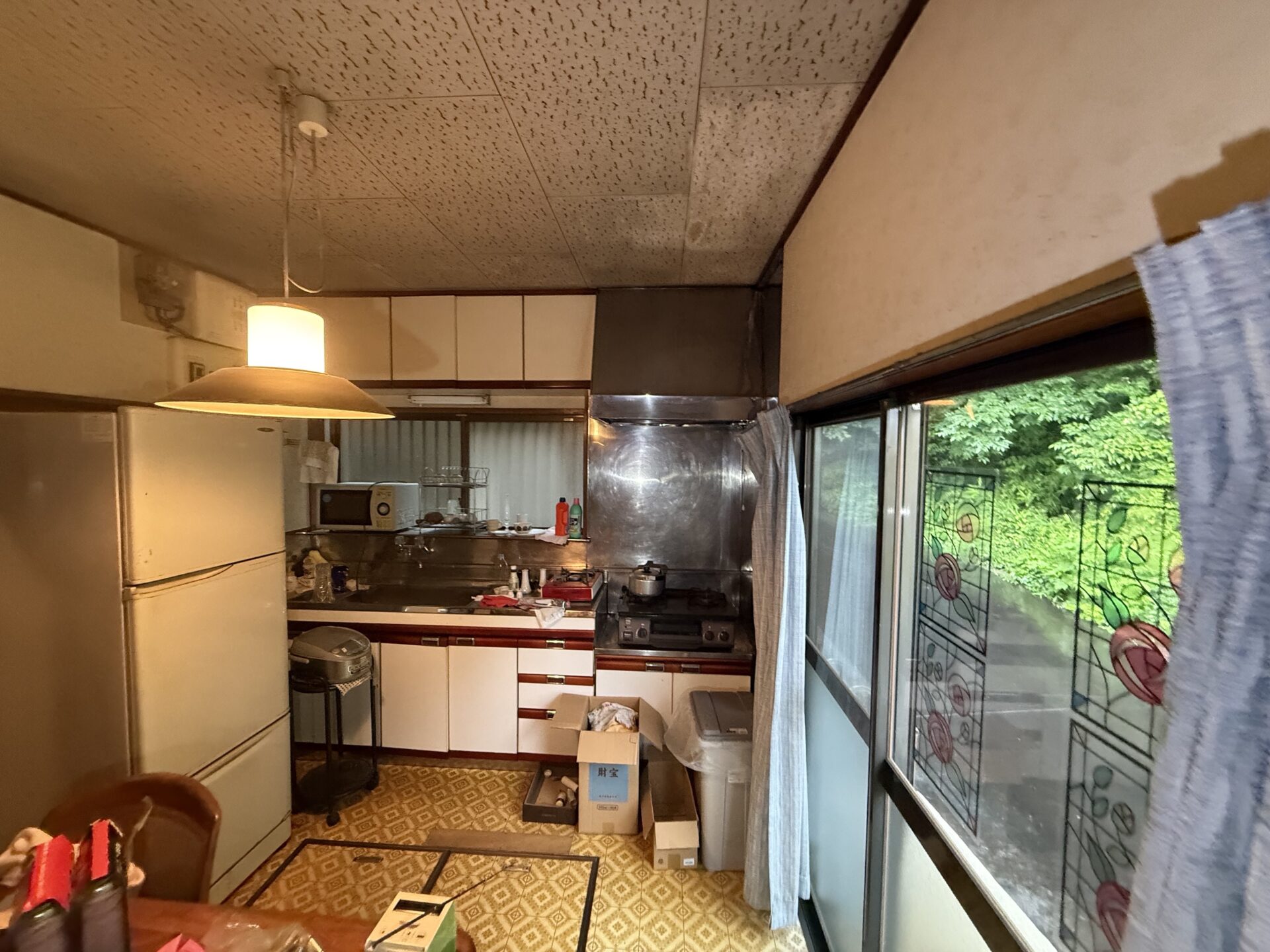 相続した実家の工事前の壁付けキッチン。短期賃貸に向けて交換を計画した