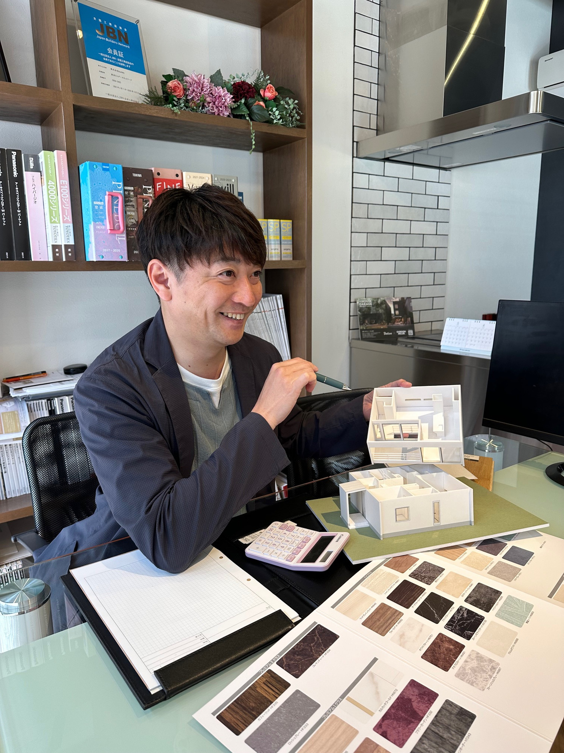 模型と素材を見ながら相談に対応するMyDesign代表・泉田啓一